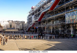 visitors-waiting-queuing-at-centre-georges-pompidou-beaubourg-museum-fd5afk